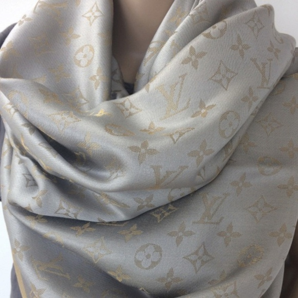 Louis Vuitton Monogram Shine Shawl - Picture 3 of 5
